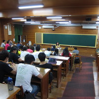 為了讓森林系更有蓬勃發展,系主任邀請畢業生參加座談會,聆聽他們的意見