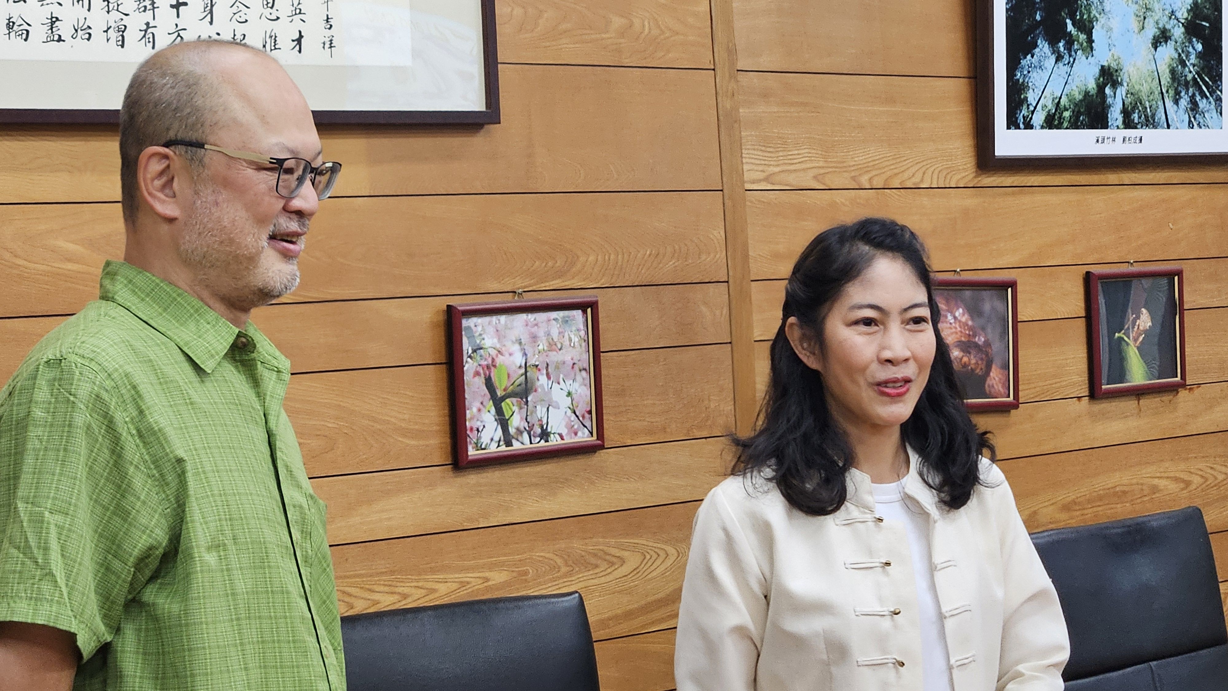 森林系丁宗蘇主任(左)與清邁大學Kesinee Gatphayak副院長(又)向現場人員介紹各校概況