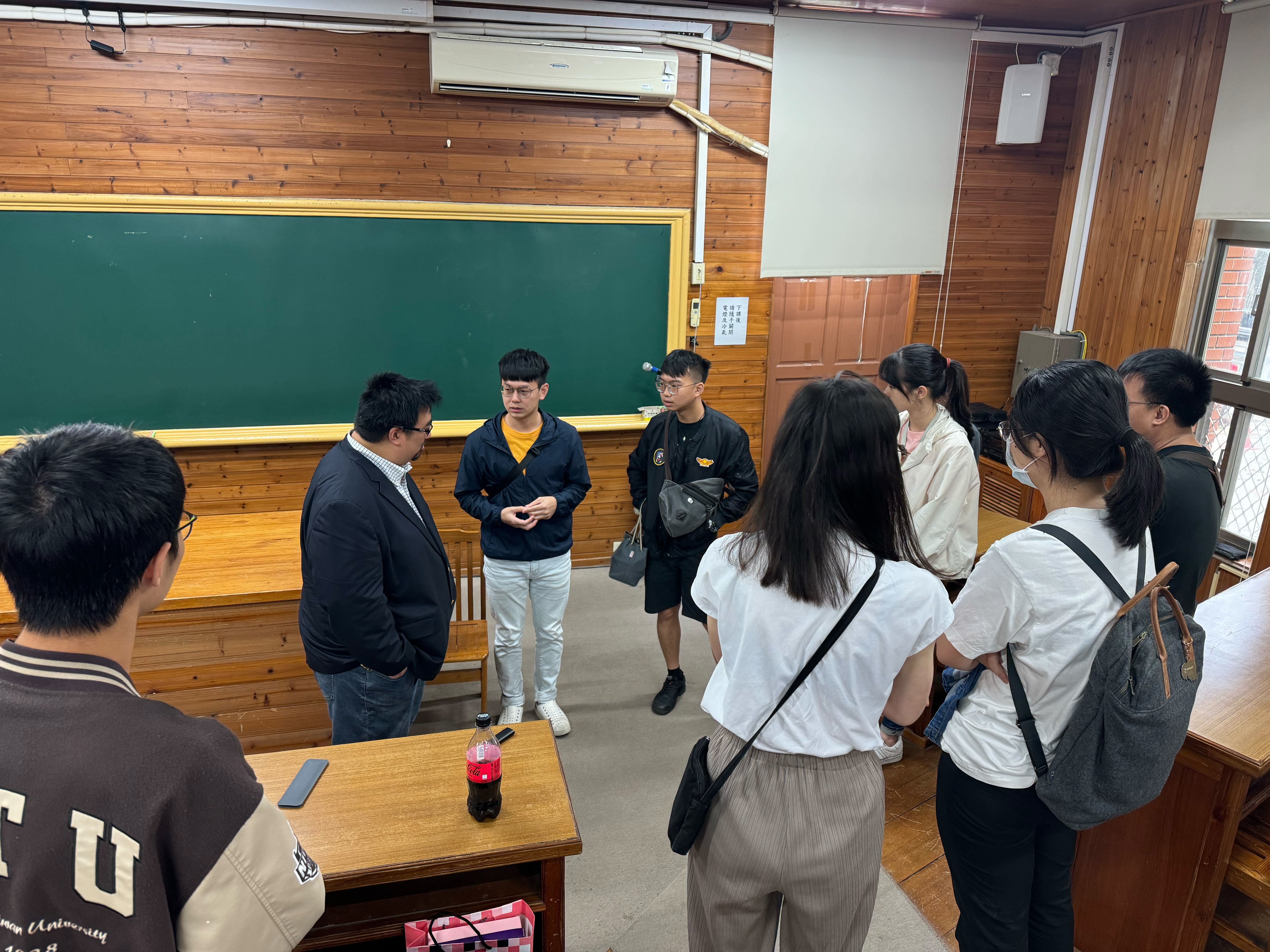 Jack P. Wang博士(右)與森林系學生的學術交流